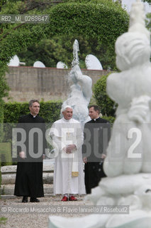 Città del Vaticano-Giardini Vaticani 18 Maggio 2005.il Papa Benedetto XVI durante una passeggiata con il suo segretario personale Mons. George Gaenswein don Mietek (Mieczysław Mokrzycki), segretario personale in seconda. ©Riccardo Musacchio & Flavio Ianniello/Rosebud2