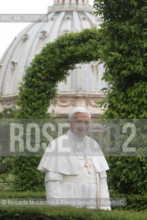 Città del Vaticano-Giardini Vaticani 18 Maggio 2005.il Papa Benedetto XVI durante una passeggiata con il suo segretario personale Mons. George Gaenswein don Mietek (Mieczysław Mokrzycki), segretario personale in seconda. ©Riccardo Musacchio & Flavio Ianniello/Rosebud2