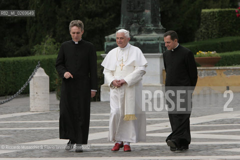 Città del Vaticano-Giardini Vaticani 18 Maggio 2005.il Papa Benedetto XVI durante una passeggiata con il suo segretario personale Mons. George Gaenswein don Mietek (Mieczysław Mokrzycki), segretario personale in seconda. ©Riccardo Musacchio & Flavio Ianniello/Rosebud2