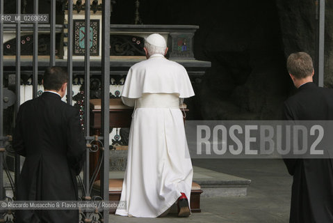 Città del Vaticano-Giardini Vaticani 18 Maggio 2005.il Papa Benedetto XVI durante una passeggiata con il suo segretario personale Mons. George Gaenswein don Mietek (Mieczysław Mokrzycki), segretario personale in seconda..Nella foto: in preghiera davanti allaltare della ricostruzione della Grotta di Lourdes allinterno dei Giardini. ©Riccardo Musacchio & Flavio Ianniello/Rosebud2