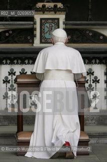 Città del Vaticano-Giardini Vaticani 18 Maggio 2005.il Papa Benedetto XVI durante una passeggiata con il suo segretario personale Mons. George Gaenswein don Mietek (Mieczysław Mokrzycki), segretario personale in seconda..Nella foto: in preghiera davanti allaltare della ricostruzione della Grotta di Lourdes allinterno dei Giardini. ©Riccardo Musacchio & Flavio Ianniello/Rosebud2