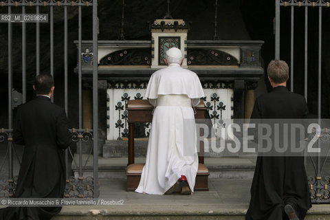 Città del Vaticano-Giardini Vaticani 18 Maggio 2005.il Papa Benedetto XVI durante una passeggiata con il suo segretario personale Mons. George Gaenswein don Mietek (Mieczysław Mokrzycki), segretario personale in seconda..Nella foto: in preghiera davanti allaltare della ricostruzione della Grotta di Lourdes allinterno dei Giardini. ©Riccardo Musacchio & Flavio Ianniello/Rosebud2