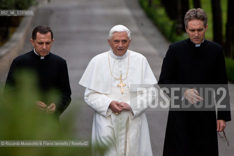 Città del Vaticano-Giardini Vaticani 18 Maggio 2005.il Papa Benedetto XVI durante una passeggiata con il suo segretario personale Mons. George Gaenswein don Mietek (Mieczysław Mokrzycki), segretario personale in seconda. ©Riccardo Musacchio & Flavio Ianniello/Rosebud2