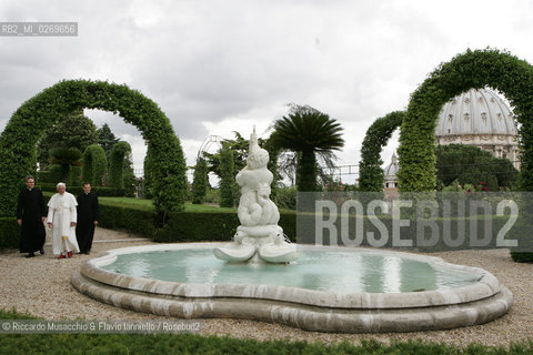 Città del Vaticano-Giardini Vaticani 18 Maggio 2005.il Papa Benedetto XVI durante una passeggiata con il suo segretario personale Mons. George Gaenswein don Mietek (Mieczysław Mokrzycki), segretario personale in seconda. ©Riccardo Musacchio & Flavio Ianniello/Rosebud2