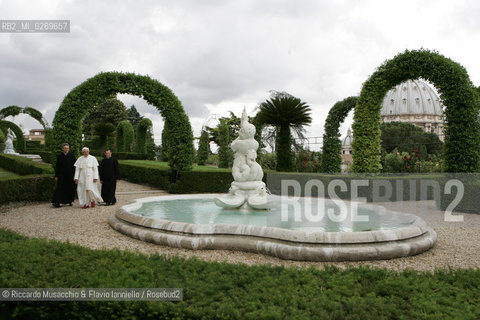 Città del Vaticano-Giardini Vaticani 18 Maggio 2005.il Papa Benedetto XVI durante una passeggiata con il suo segretario personale Mons. George Gaenswein don Mietek (Mieczysław Mokrzycki), segretario personale in seconda. ©Riccardo Musacchio & Flavio Ianniello/Rosebud2