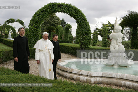 Città del Vaticano-Giardini Vaticani 18 Maggio 2005.il Papa Benedetto XVI durante una passeggiata con il suo segretario personale Mons. George Gaenswein don Mietek (Mieczysław Mokrzycki), segretario personale in seconda. ©Riccardo Musacchio & Flavio Ianniello/Rosebud2