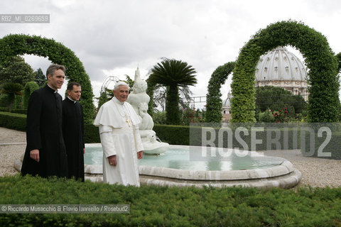 Città del Vaticano-Giardini Vaticani 18 Maggio 2005.il Papa Benedetto XVI durante una passeggiata con il suo segretario personale Mons. George Gaenswein don Mietek (Mieczysław Mokrzycki), segretario personale in seconda. ©Riccardo Musacchio & Flavio Ianniello/Rosebud2