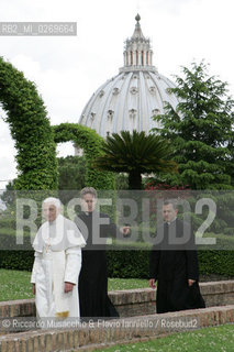 Città del Vaticano-Giardini Vaticani 18 Maggio 2005.il Papa Benedetto XVI durante una passeggiata con il suo segretario personale Mons. George Gaenswein don Mietek (Mieczysław Mokrzycki), segretario personale in seconda. ©Riccardo Musacchio & Flavio Ianniello/Rosebud2