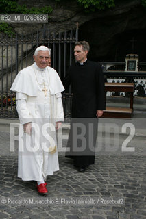 Città del Vaticano-Giardini Vaticani 18 Maggio 2005.il Papa Benedetto XVI durante una passeggiata con il suo segretario personale Mons. George Gaenswein don Mietek (Mieczysław Mokrzycki), segretario personale in seconda. ©Riccardo Musacchio & Flavio Ianniello/Rosebud2