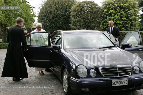 Città del Vaticano-Giardini Vaticani 18 Maggio 2005.il Papa Benedetto XVI durante una passeggiata con il suo segretario personale Mons. George Gaenswein don Mietek (Mieczysław Mokrzycki), segretario personale in seconda..Nella foto: il ritorno negli appartamenti papali. ©Riccardo Musacchio & Flavio Ianniello/Rosebud2
