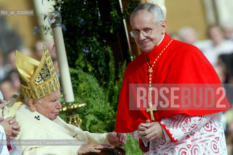 Città del Vaticano-Giardini Vaticani 18 Maggio 2005.il Papa Benedetto XVI durante una passeggiata con il suo segretario personale Mons. George Gaenswein don Mietek (Mieczysław Mokrzycki), segretario personale in seconda..Nella foto: il ritorno negli appartamenti papali. ©Riccardo Musacchio & Flavio Ianniello/Rosebud2