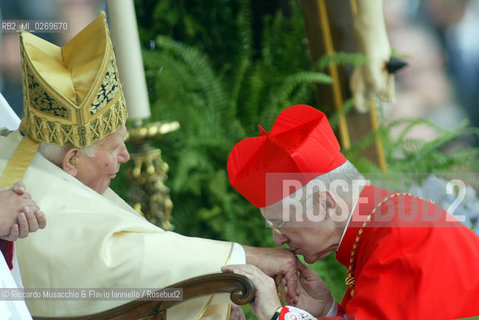 Città del Vaticano-Giardini Vaticani 18 Maggio 2005.il Papa Benedetto XVI durante una passeggiata con il suo segretario personale Mons. George Gaenswein don Mietek (Mieczysław Mokrzycki), segretario personale in seconda..Nella foto: il ritorno negli appartamenti papali. ©Riccardo Musacchio & Flavio Ianniello/Rosebud2