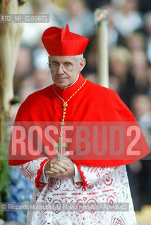 Città del Vaticano-Giardini Vaticani 18 Maggio 2005.il Papa Benedetto XVI durante una passeggiata con il suo segretario personale Mons. George Gaenswein don Mietek (Mieczysław Mokrzycki), segretario personale in seconda..Nella foto: il ritorno negli appartamenti papali. ©Riccardo Musacchio & Flavio Ianniello/Rosebud2