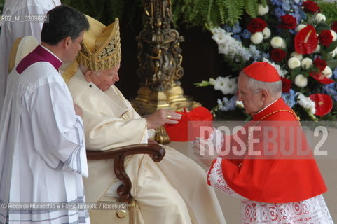 Città del Vaticano-Giardini Vaticani 18 Maggio 2005.il Papa Benedetto XVI durante una passeggiata con il suo segretario personale Mons. George Gaenswein don Mietek (Mieczysław Mokrzycki), segretario personale in seconda..Nella foto: il ritorno negli appartamenti papali. ©Riccardo Musacchio & Flavio Ianniello/Rosebud2