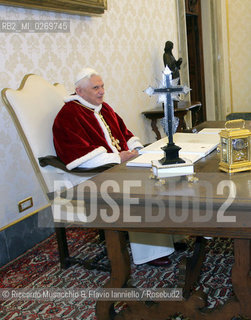 Città del Vaticano,  Feb 2006.Nella foto: il Papa alla scrivania della biblioteca durante unudienza privata. ©Riccardo Musacchio & Flavio Ianniello/Rosebud2