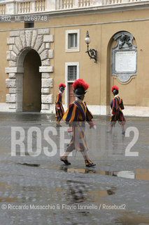 Città del Vaticano, Palazzo Apostolico May 2005.Nella foto Cortile San Damaso e Guardie Svizzere. ©Riccardo Musacchio & Flavio Ianniello/Rosebud2