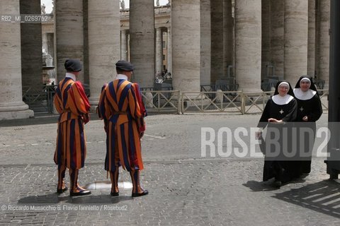 Città del Vaticano,  May 2005.Nella foto: Piazza San Pietro, Guardie Svizzere e suore. ©Riccardo Musacchio & Flavio Ianniello/Rosebud2
