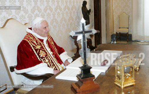 Città del Vaticano,  Jan 2006.Nella foto: il Papa alla scrivania della biblioteca durante unudienza privata. ©Riccardo Musacchio & Flavio Ianniello/Rosebud2