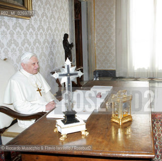 Città del Vaticano,  Feb 2006.Nella foto: il Papa alla scrivania della biblioteca durante unudienza privata. ©Riccardo Musacchio & Flavio Ianniello/Rosebud2