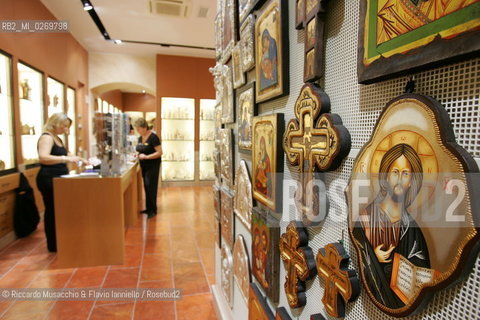 Roma, città del turismo religioso..Nella foto: negozio di souvenir.Ph Riccardo Musacchio e Flavio Ianniello.
 ©Riccardo Musacchio & Flavio Ianniello/Rosebud2