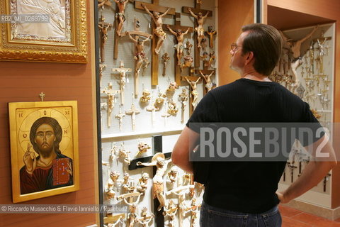 Roma, città del turismo religioso..Nella foto: negozio di souvenir.Ph Riccardo Musacchio e Flavio Ianniello.
 ©Riccardo Musacchio & Flavio Ianniello/Rosebud2