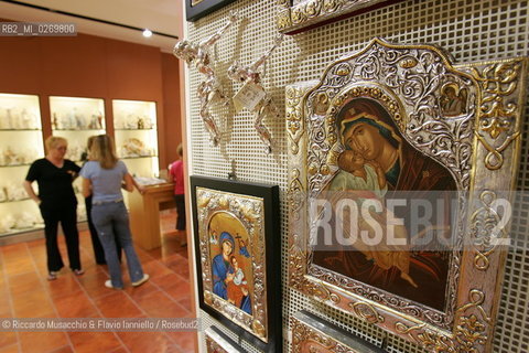 Roma, città del turismo religioso..Nella foto: negozio di souvenir.Ph Riccardo Musacchio e Flavio Ianniello.
 ©Riccardo Musacchio & Flavio Ianniello/Rosebud2