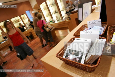 Roma, città del turismo religioso..Nella foto: negozio di souvenir.Ph Riccardo Musacchio e Flavio Ianniello.
 ©Riccardo Musacchio & Flavio Ianniello/Rosebud2