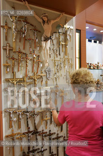 Roma, città del turismo religioso..Nella foto: negozio di souvenir.Ph Riccardo Musacchio e Flavio Ianniello.
 ©Riccardo Musacchio & Flavio Ianniello/Rosebud2