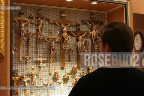 Roma, città del turismo religioso..Nella foto: negozio di souvenir.Ph Riccardo Musacchio e Flavio Ianniello.
 ©Riccardo Musacchio & Flavio Ianniello/Rosebud2