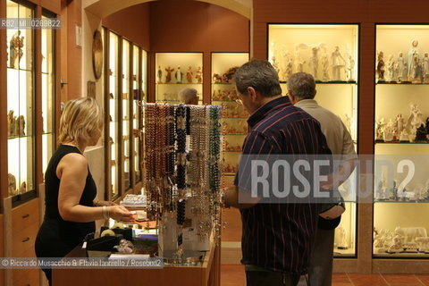 Roma, città del turismo religioso..Nella foto: negozio di souvenir.Ph Riccardo Musacchio e Flavio Ianniello.
 ©Riccardo Musacchio & Flavio Ianniello/Rosebud2