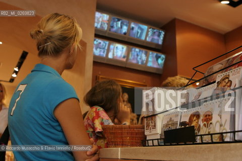 Roma, città del turismo religioso..Nella foto: negozio di souvenir.Ph Riccardo Musacchio e Flavio Ianniello.
 ©Riccardo Musacchio & Flavio Ianniello/Rosebud2