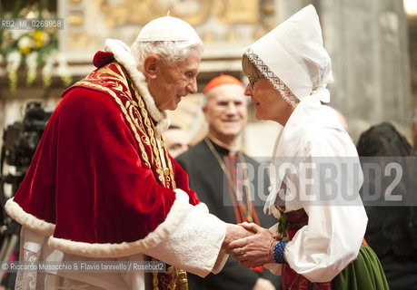 Città del Vaticano 07 01 2013 Udienza del Santo Padre Benedetto XVI al Corpo Diplomatico accreditato presso la Santa Sede per la presentazione degli auguri per il nuovo anno..Nella foto: Benedetto XVI con S.E. Sig.ra Perols Ulla Birgitta GUDMUNDSON ( Ambasciata del Regno di Svezia presso la Santa Sede). ©Riccardo Musacchio & Flavio Ianniello/Rosebud2