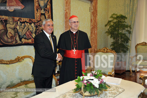Città del Vaticano, Palazzo Apostolico 16-02-2013.Il Papa Benedetto XVI riceve in udienza il Presidente del Guatemala .S.e.  Otto Fernando Pérez Molina nella foto con il Card. Tarcisio Bertone. ©Riccardo Musacchio & Flavio Ianniello/Rosebud2