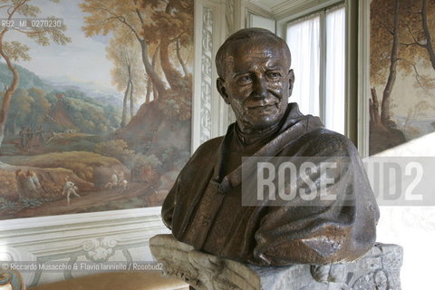 Castel Gandolfo, Rome May 20 2005 bronze sculpture of John Paul II at Papal Palace of Castel Gandolfo the summer residence of the Pope.  ©Riccardo Musacchio & Flavio Ianniello/Rosebud2