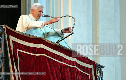 Castel Gandolfo (Rome) Feb 28 2013. Pope Benedict XVI greets the faithful from the balcony during the last day of his reign as pontiff.  ©Riccardo Musacchio & Flavio Ianniello/Rosebud2