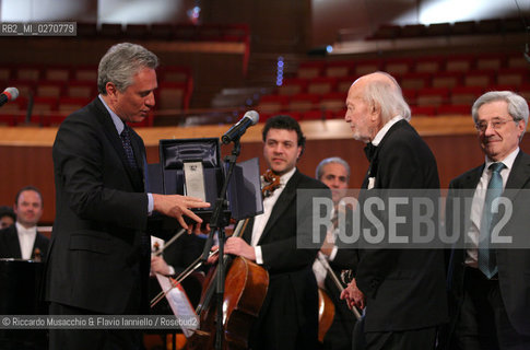 Roma, Auditorium Parco della Musica 28 04 2007.Omaggio ad Armando Trovajoli.Orchestra e Coro dellAccademia Nazionale di Santa Cecilia.Franco Petracchi direttore.Armando Trovajoli pianoforte.Massimo Quarta violino.Ph Riccardo Musacchio
 ©Riccardo Musacchio & Flavio Ianniello/Rosebud2