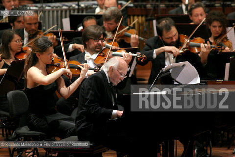 Roma, Auditorium Parco della Musica 28 04 2007.Omaggio ad Armando Trovajoli.Orchestra e Coro dellAccademia Nazionale di Santa Cecilia.Franco Petracchi direttore.Armando Trovajoli pianoforte.Massimo Quarta violino.Ph Riccardo Musacchio
 ©Riccardo Musacchio & Flavio Ianniello/Rosebud2