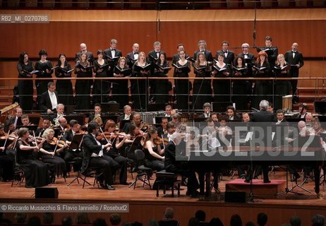 Roma, Auditorium Parco della Musica 28 04 2007.Omaggio ad Armando Trovajoli.Orchestra e Coro dellAccademia Nazionale di Santa Cecilia.Franco Petracchi direttore.Armando Trovajoli pianoforte.Massimo Quarta violino.Ph Riccardo Musacchio
 ©Riccardo Musacchio & Flavio Ianniello/Rosebud2