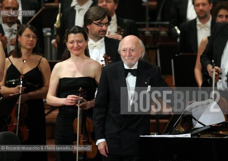 Roma, Auditorium Parco della Musica 28 04 2007.Omaggio ad Armando Trovajoli.Orchestra e Coro dellAccademia Nazionale di Santa Cecilia.Franco Petracchi direttore.Armando Trovajoli pianoforte.Massimo Quarta violino.Ph Riccardo Musacchio
 ©Riccardo Musacchio & Flavio Ianniello/Rosebud2