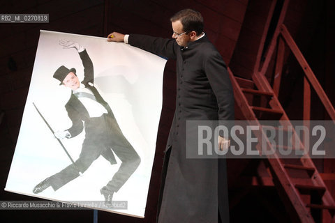 Fabriano, AN 21 11 2009 .Aggiungi Un Posto a Tavola il Musical.di Garinei e Giovannini con la collaborazione.di Jaja Fiastri.Musiche di Armando Trovajoli.Coreografie di Gino Landi.Messa in Scena di Johnny Dorelli.con Gianluca Guidi, Enzo Garinei e Marisa Laurito.e con Marco Simeoli e Valentina Cenni.. ©Riccardo Musacchio & Flavio Ianniello/Rosebud2