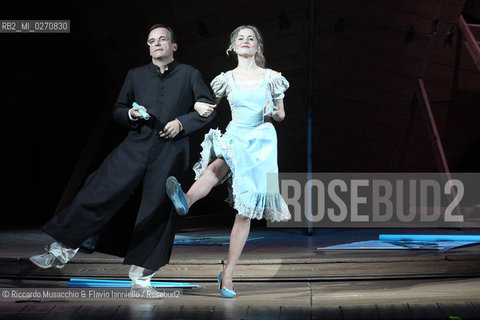 Fabriano, AN 21 11 2009 .Aggiungi Un Posto a Tavola il Musical.di Garinei e Giovannini con la collaborazione.di Jaja Fiastri.Musiche di Armando Trovajoli.Coreografie di Gino Landi.Messa in Scena di Johnny Dorelli.con Gianluca Guidi, Enzo Garinei e Marisa Laurito.e con Marco Simeoli e Valentina Cenni.. ©Riccardo Musacchio & Flavio Ianniello/Rosebud2