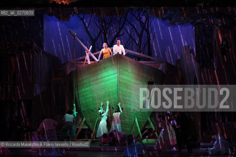 Fabriano, AN 21 11 2009 .Aggiungi Un Posto a Tavola il Musical.di Garinei e Giovannini con la collaborazione.di Jaja Fiastri.Musiche di Armando Trovajoli.Coreografie di Gino Landi.Messa in Scena di Johnny Dorelli.con Gianluca Guidi, Enzo Garinei e Marisa Laurito.e con Marco Simeoli e Valentina Cenni.. ©Riccardo Musacchio & Flavio Ianniello/Rosebud2