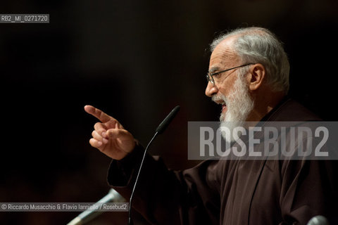 Città del vaticano, Basilica di San Pietro 29 03 2013.Messa del Venerdi Santo, Celebrazione della passione del Signore presieduta dal Sua Santità Papa Francesco.Nella foto: Padre Raniero Cantalamessa. ©Riccardo Musacchio & Flavio Ianniello/Rosebud2