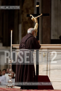 Città del vaticano, Basilica di San Pietro 29 03 2013.Messa del Venerdi Santo, Celebrazione della passione del Signore presieduta dal Sua Santità Papa Francesco.Nella foto: Padre Raniero Cantalamessa. ©Riccardo Musacchio & Flavio Ianniello/Rosebud2