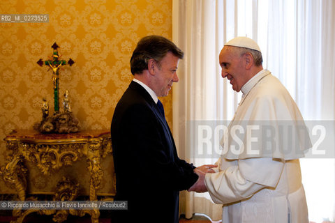 Città del Vaticano, Biblioteca 13 05 2013.Il Santo Padre Papa Francesco riceve in udienza, nel Palazzo Apostolico Vaticano, il Presidente della Repubblica della Colombia, il Signor Juan Manuel Santos Calderón. ©Riccardo Musacchio & Flavio Ianniello/Rosebud2