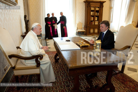 Città del Vaticano, Biblioteca 13 05 2013.Il Santo Padre Papa Francesco riceve in udienza, nel Palazzo Apostolico Vaticano, il Presidente della Repubblica della Colombia, il Signor Juan Manuel Santos Calderón. ©Riccardo Musacchio & Flavio Ianniello/Rosebud2