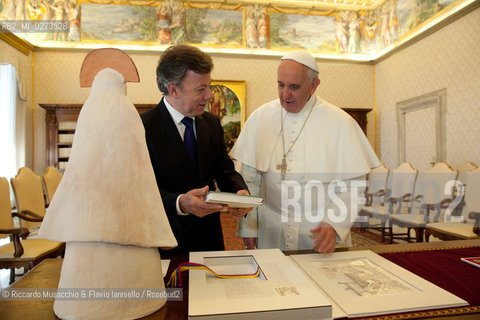 Città del Vaticano, Biblioteca 13 05 2013.Il Santo Padre Papa Francesco riceve in udienza, nel Palazzo Apostolico Vaticano, il Presidente della Repubblica della Colombia, il Signor Juan Manuel Santos Calderón. ©Riccardo Musacchio & Flavio Ianniello/Rosebud2