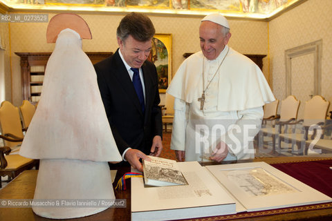 Città del Vaticano, Biblioteca 13 05 2013.Il Santo Padre Papa Francesco riceve in udienza, nel Palazzo Apostolico Vaticano, il Presidente della Repubblica della Colombia, il Signor Juan Manuel Santos Calderón. ©Riccardo Musacchio & Flavio Ianniello/Rosebud2