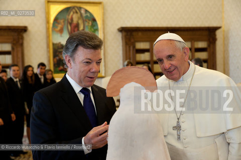 Città del Vaticano, Biblioteca 13 05 2013.Il Santo Padre Papa Francesco riceve in udienza, nel Palazzo Apostolico Vaticano, il Presidente della Repubblica della Colombia, il Signor Juan Manuel Santos Calderón. ©Riccardo Musacchio & Flavio Ianniello/Rosebud2