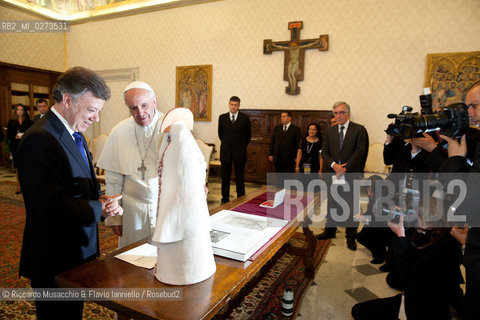 Città del Vaticano, Biblioteca 13 05 2013.Il Santo Padre Papa Francesco riceve in udienza, nel Palazzo Apostolico Vaticano, il Presidente della Repubblica della Colombia, il Signor Juan Manuel Santos Calderón. ©Riccardo Musacchio & Flavio Ianniello/Rosebud2